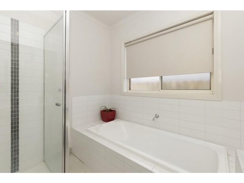 2/84 Clifton Drive, Bacchus Marsh VIC 3340