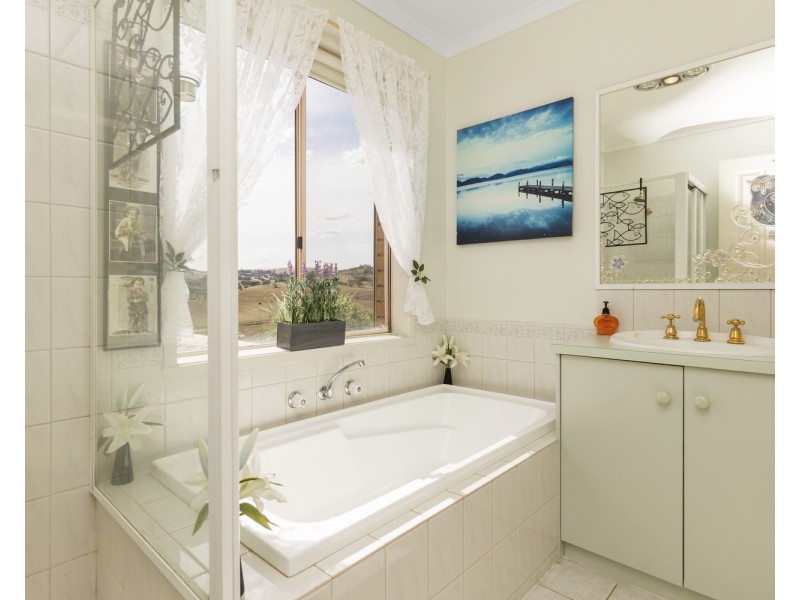 143 Underbank Boulevard, Bacchus Marsh VIC 3340