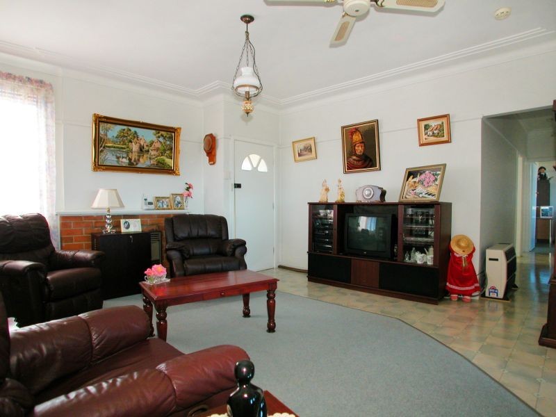 267 Flagstaff Road, Lake Heights NSW 2502