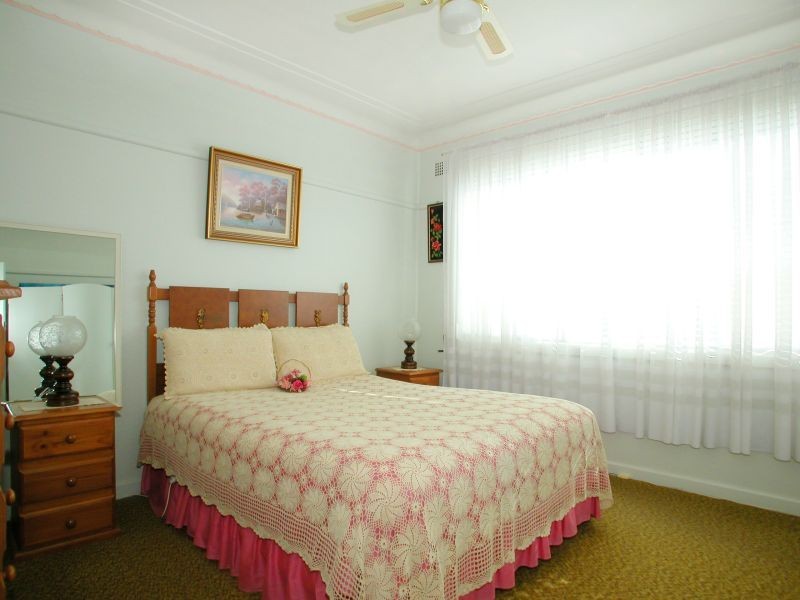 267 Flagstaff Road, Lake Heights NSW 2502