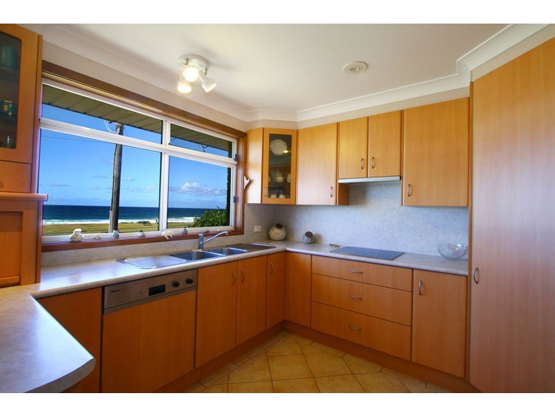 16 Little Lake Crescent, Warilla NSW 2528