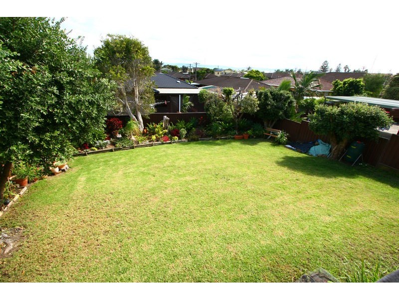 16 Little Lake Crescent, Warilla NSW 2528