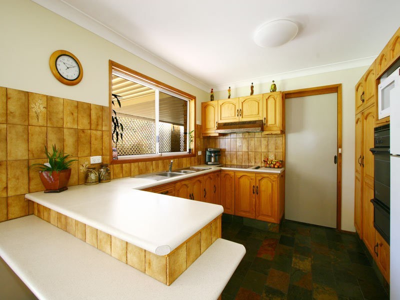 10 Carlon Crescent, Farmborough Heights NSW 2526