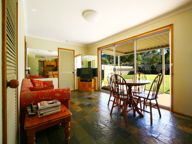 10 Carlon Crescent, Farmborough Heights NSW 2526