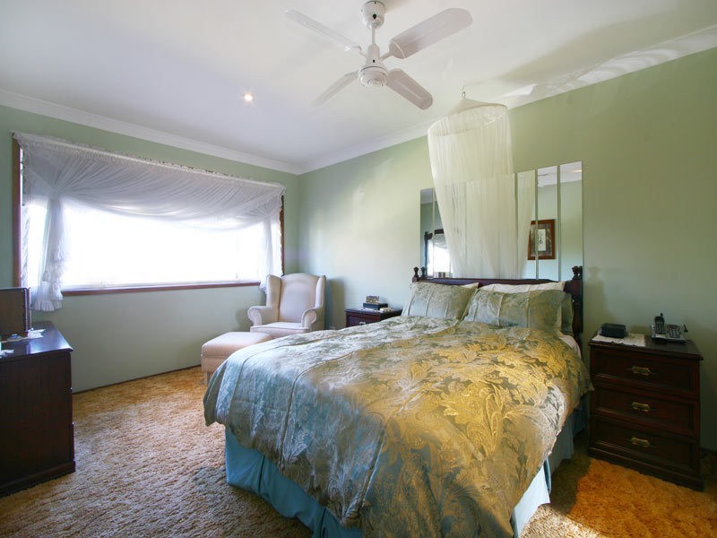 10 Carlon Crescent, Farmborough Heights NSW 2526