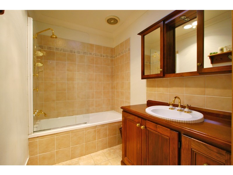 2 Valley Drive, Figtree NSW 2525