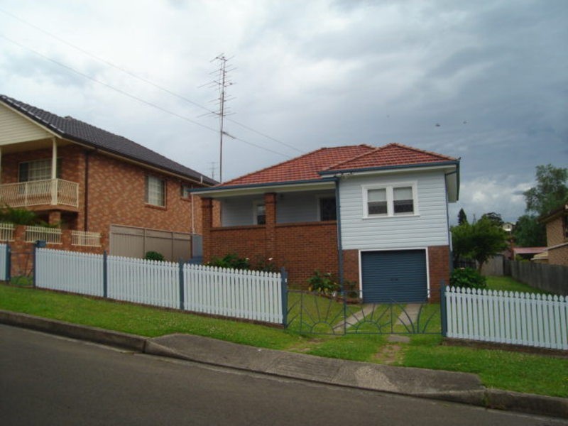 8 Henley Ave, Wollongong NSW 2500