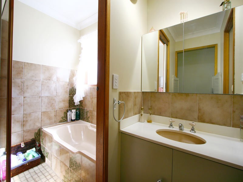 10 Carlon, Farmborough Heights NSW 2526