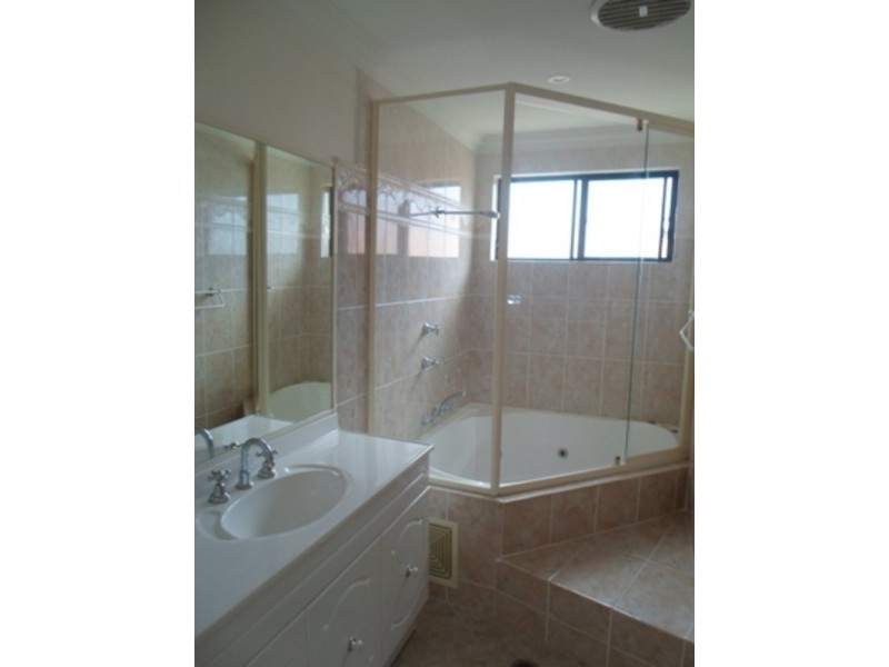 1/8 The Crecent Crescent, Avalon NSW 2107