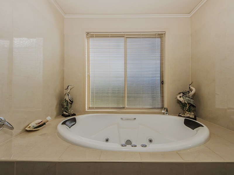 2 Magnolia Crescent, Banora Point NSW 2486
