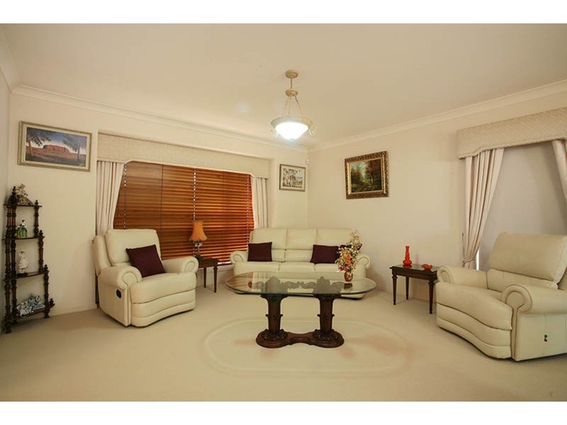 4 Riversdale Boulevard, Banora Point NSW 2486