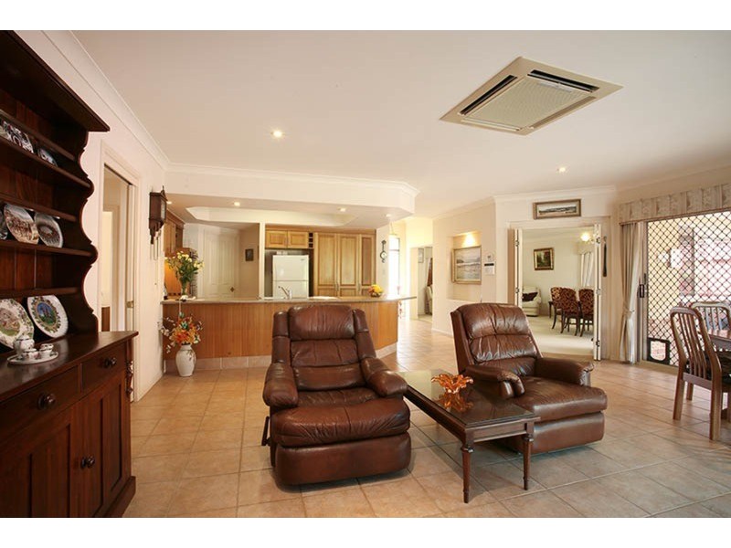4 Riversdale Boulevard, Banora Point NSW 2486