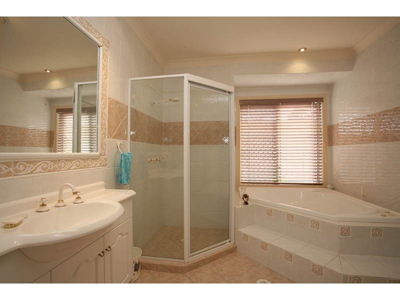 4 Riversdale Boulevard, Banora Point NSW 2486