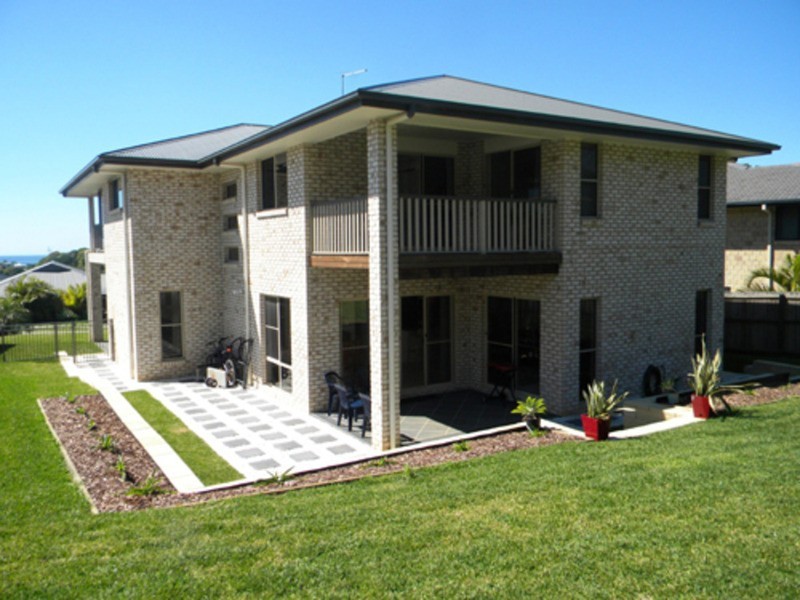 15 Buncrana Terrace, Banora Point NSW 2486