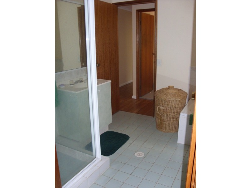 100 Lochlomond Drive, Banora Point NSW 2486