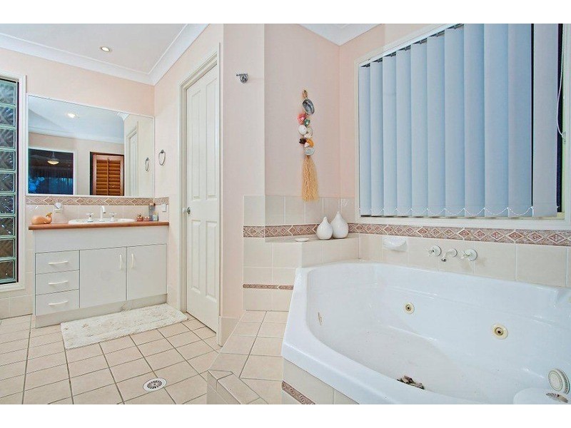 8 Grassmere Court, Banora Point NSW 2486