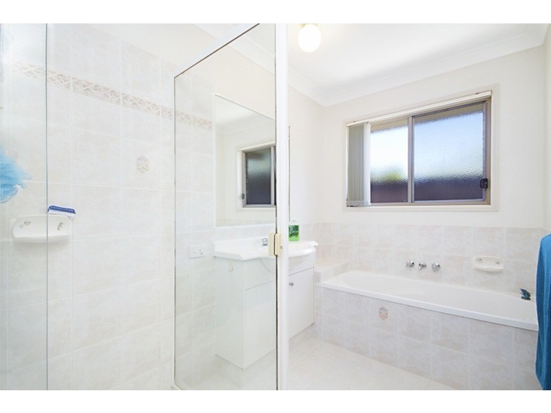 42 Avondale  Drive, Banora Point NSW 2486