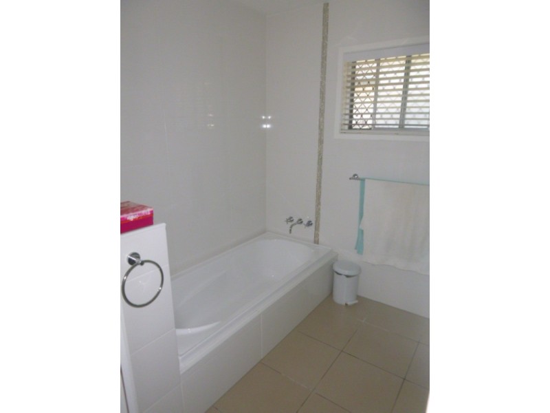 27 Laura  Street, Banora Point NSW 2486