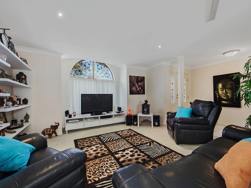 27 Riversdale Boulevard, Banora Point NSW 2486