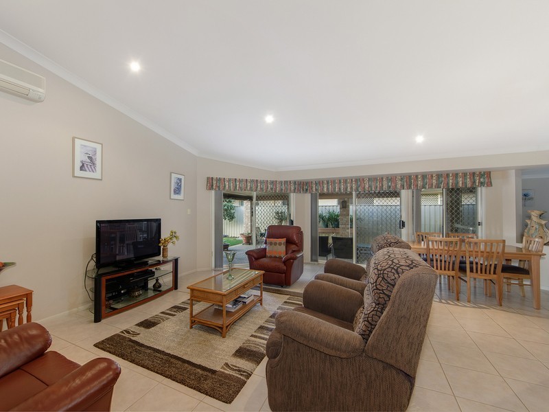 70 Riversdale Boulevard, Banora Point NSW 2486