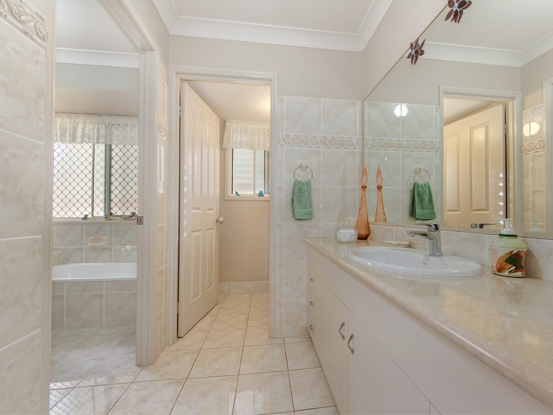 70 Riversdale Boulevard, Banora Point NSW 2486