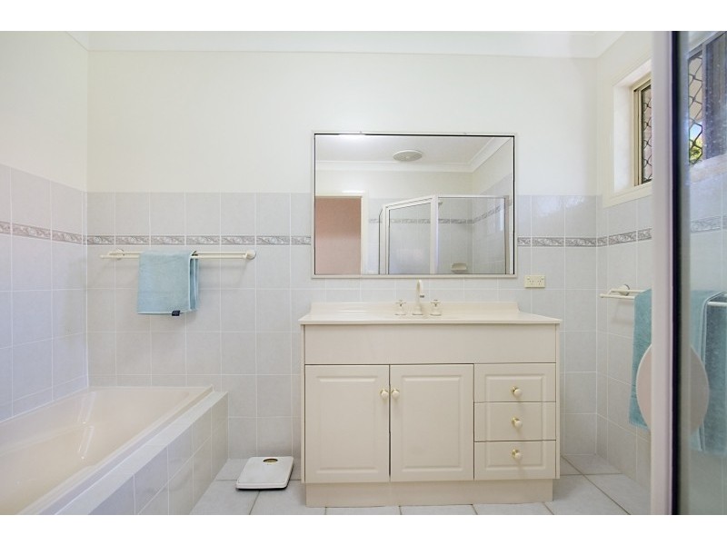 24 Narara Crescent, Banora Point NSW 2486