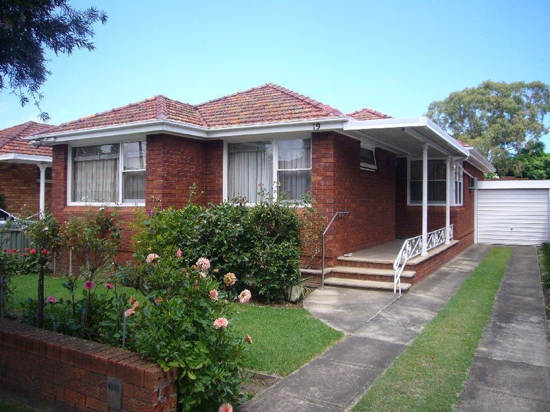 19 Frederick Avenue, Beverly Hills NSW 2209