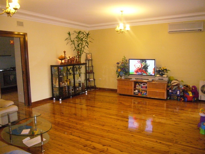 8 Leon Avenue, Roselands NSW 2196