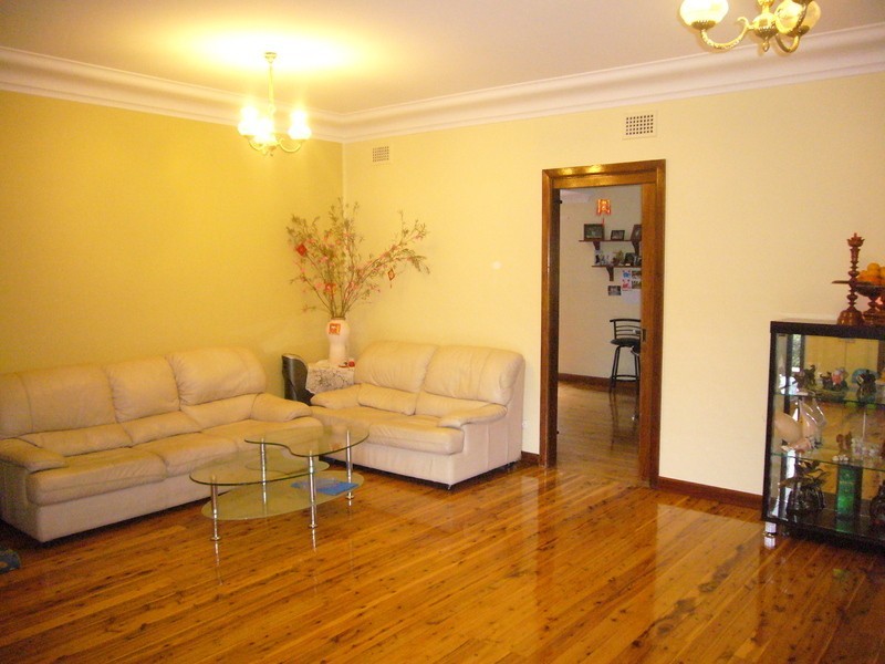 8 Leon Avenue, Roselands NSW 2196