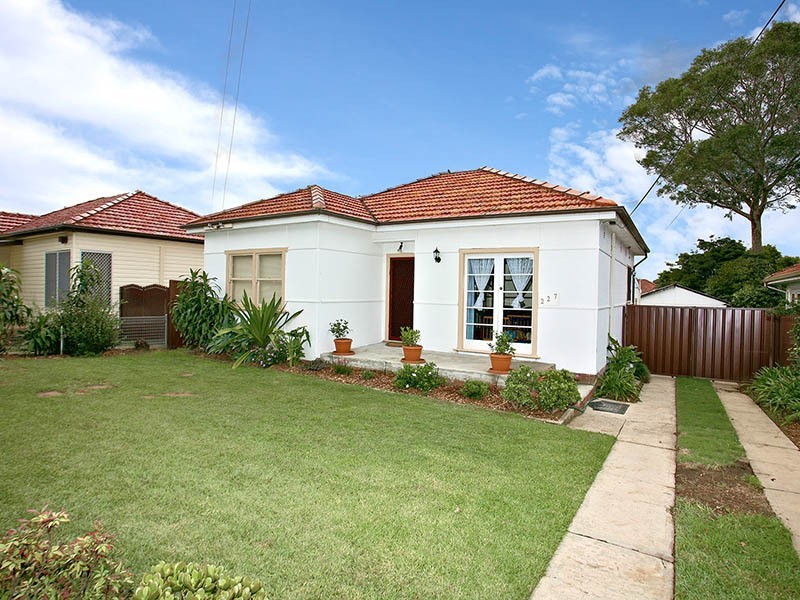 227 Moorefields Road, Roselands NSW 2196