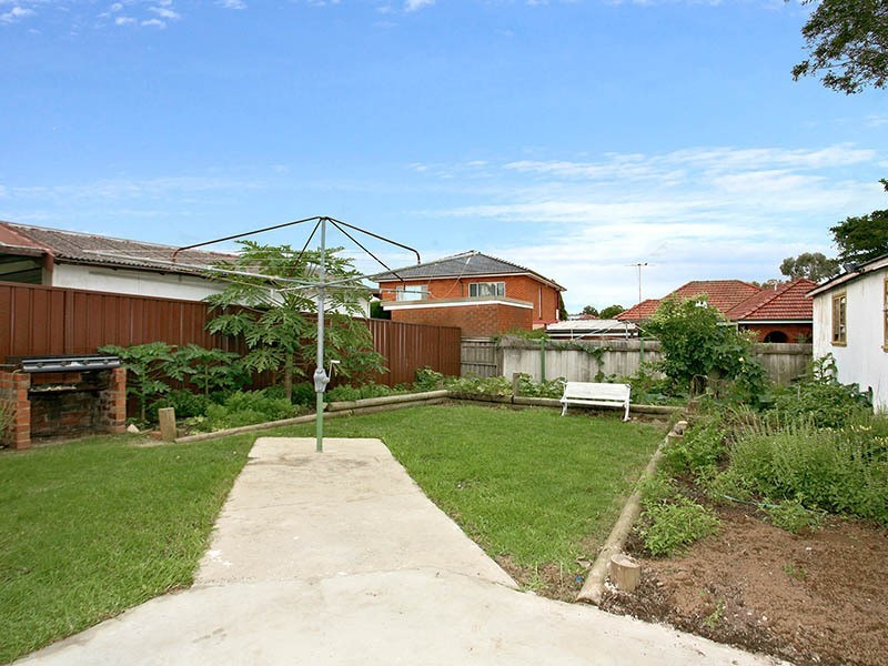 227 Moorefields Road, Roselands NSW 2196