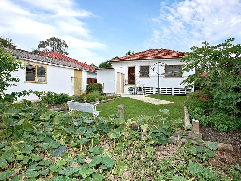 227 Moorefields Road, Roselands NSW 2196