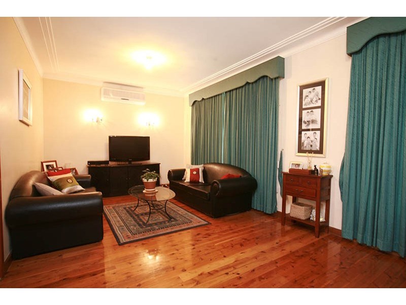 8 Wiggins Avenue, Beverly Hills NSW 2209