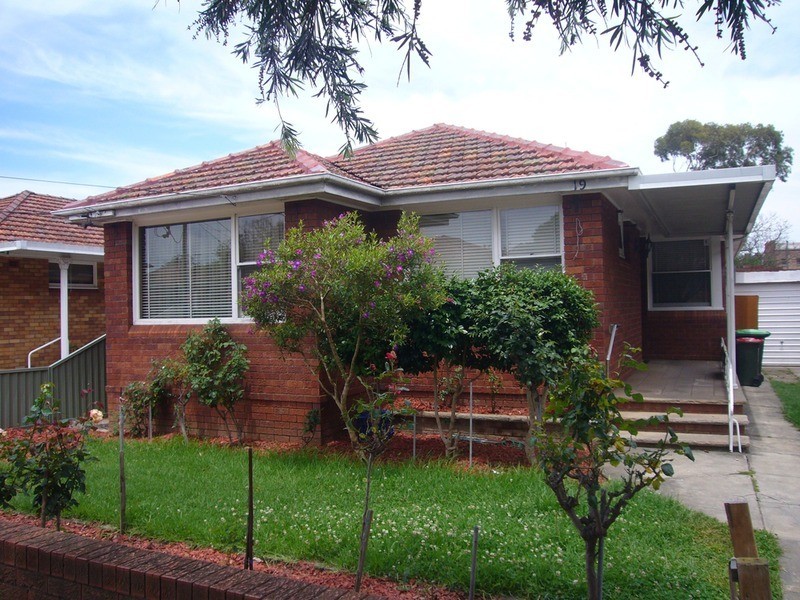 19 Frederick  Avenue, Beverly Hills NSW 2209