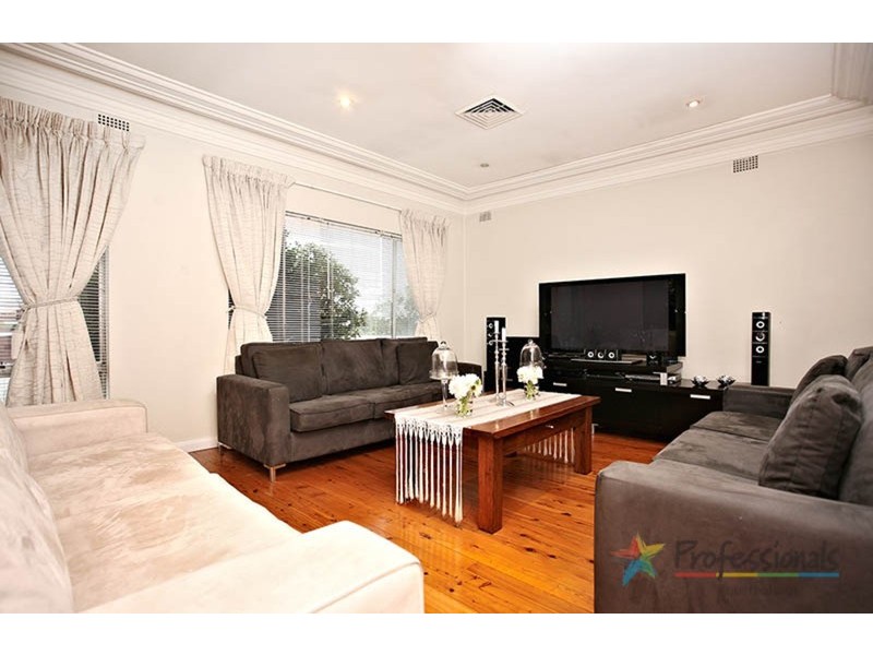 2 Tallawalla Street, Beverly Hills NSW 2209