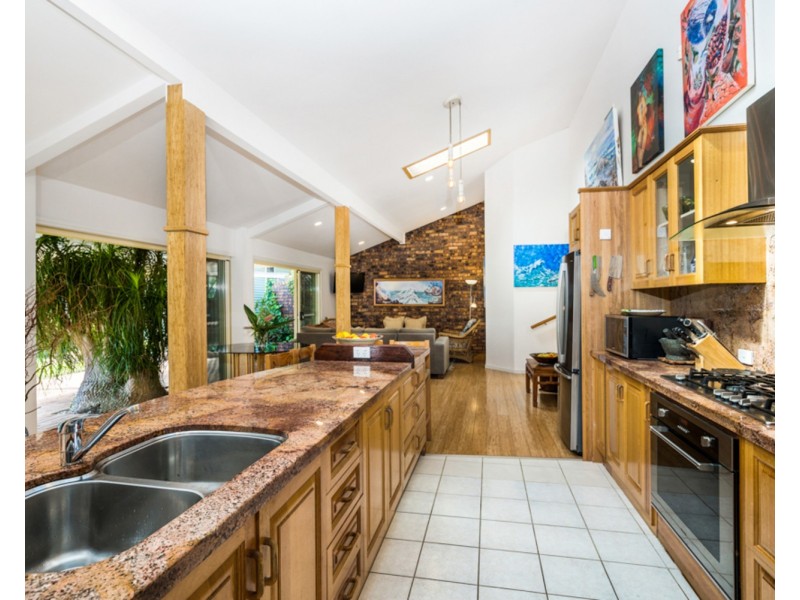 32 Narooma Drive, Ocean Shores NSW 2483