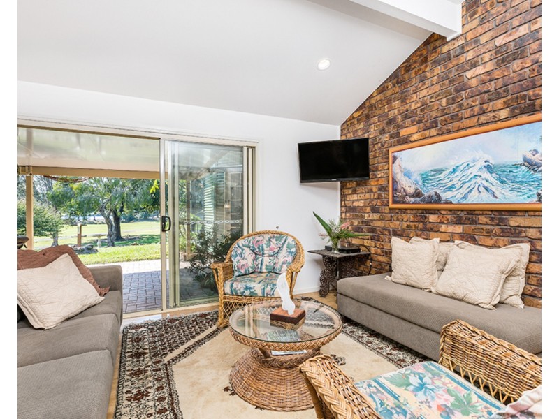 32 Narooma Drive, Ocean Shores NSW 2483