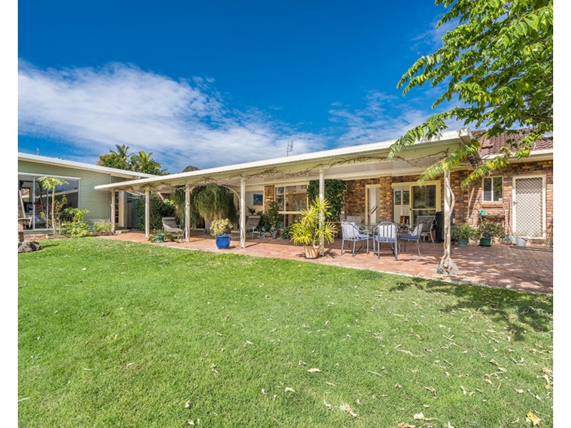 32 Narooma Drive, Ocean Shores NSW 2483
