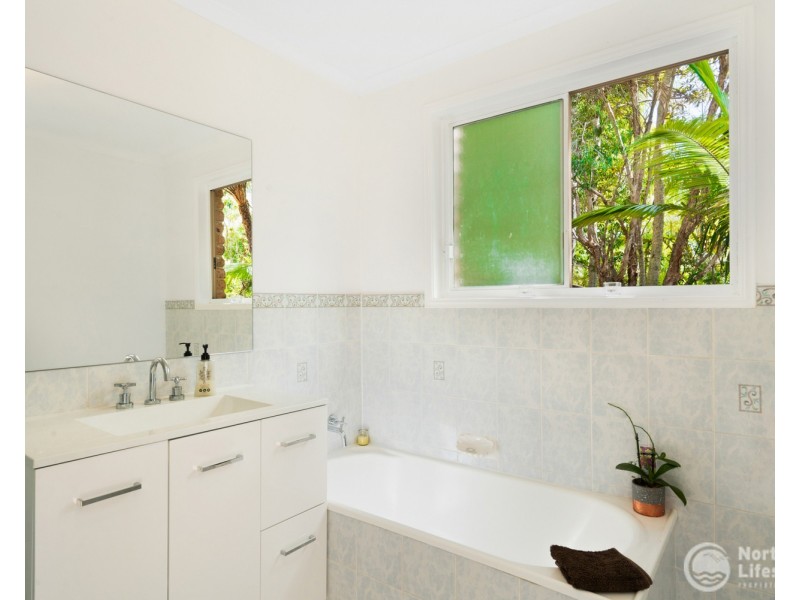 10  Gin Gin Crescent, Ocean Shores NSW 2483