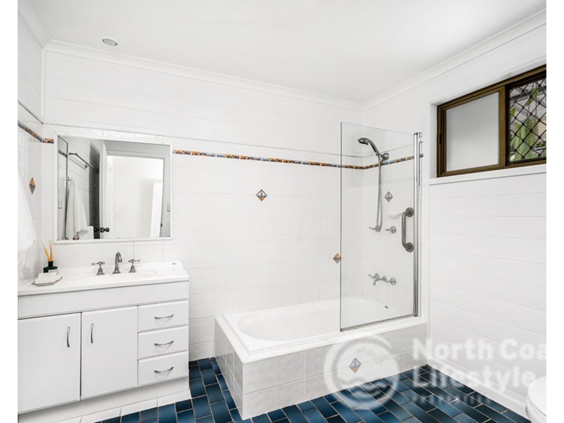 4 Harah Court, Ocean Shores NSW 2483