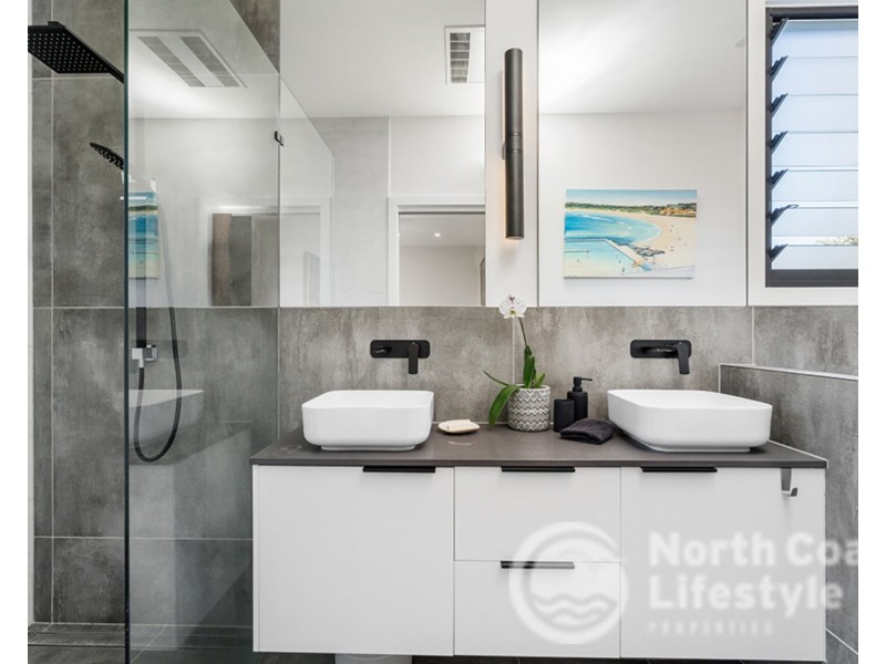 42 Banool Circuit, Ocean Shores NSW 2483