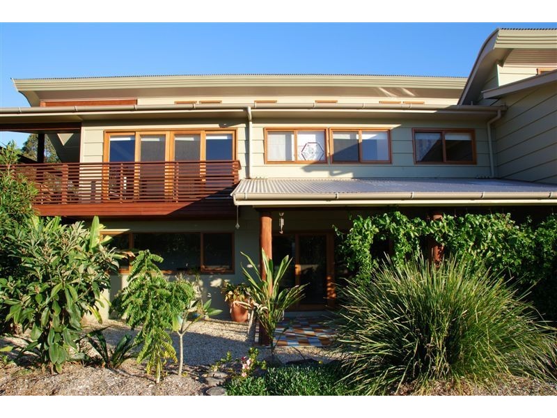 8 Mia Court, Ocean Shores NSW 2483