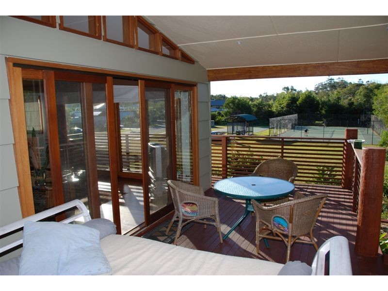 8 Mia Court, Ocean Shores NSW 2483