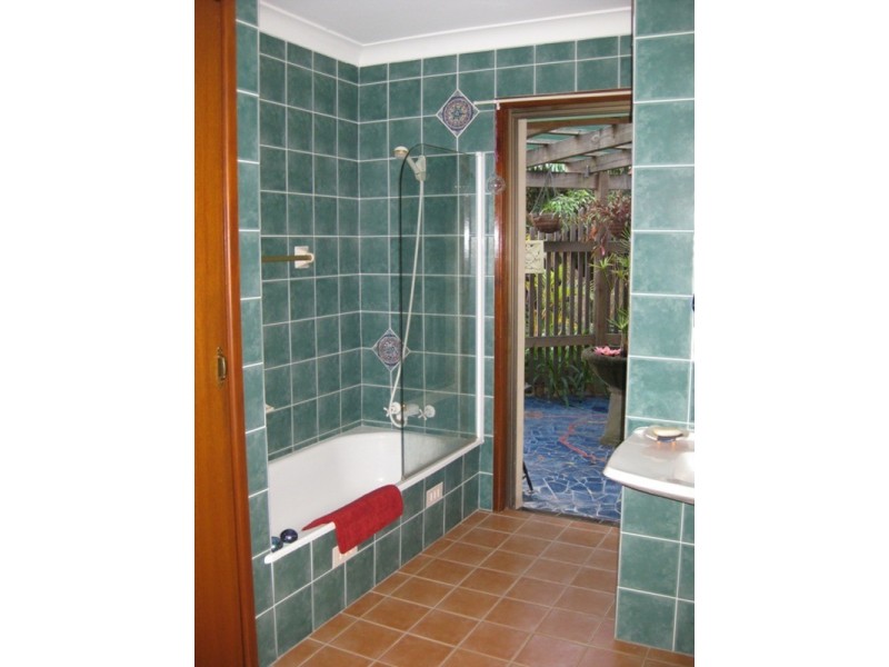 8 Nandroya Avenue, Ocean Shores NSW 2483