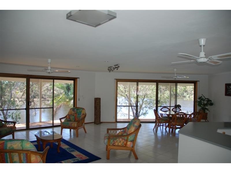 10 Larelar Court, Ocean Shores NSW 2483