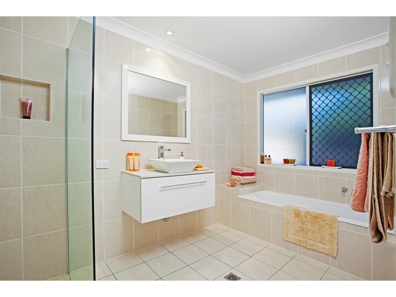 27 Natan Court, Ocean Shores NSW 2483