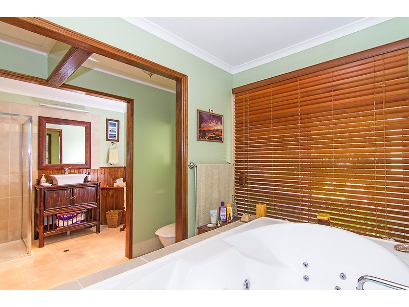 19 Bulgoon  Crescent, Ocean Shores NSW 2483