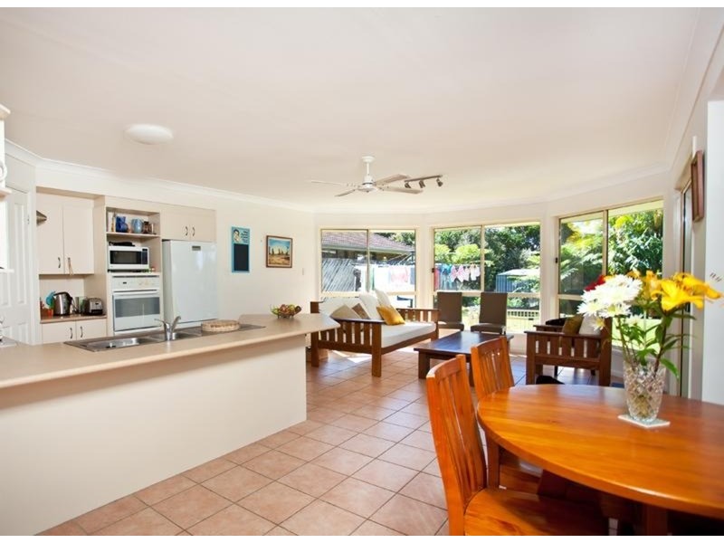 10 Gilba Avenue, Ocean Shores NSW 2483