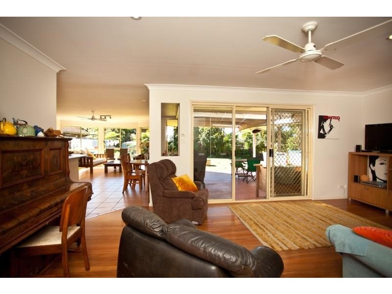 10 Gilba Avenue, Ocean Shores NSW 2483