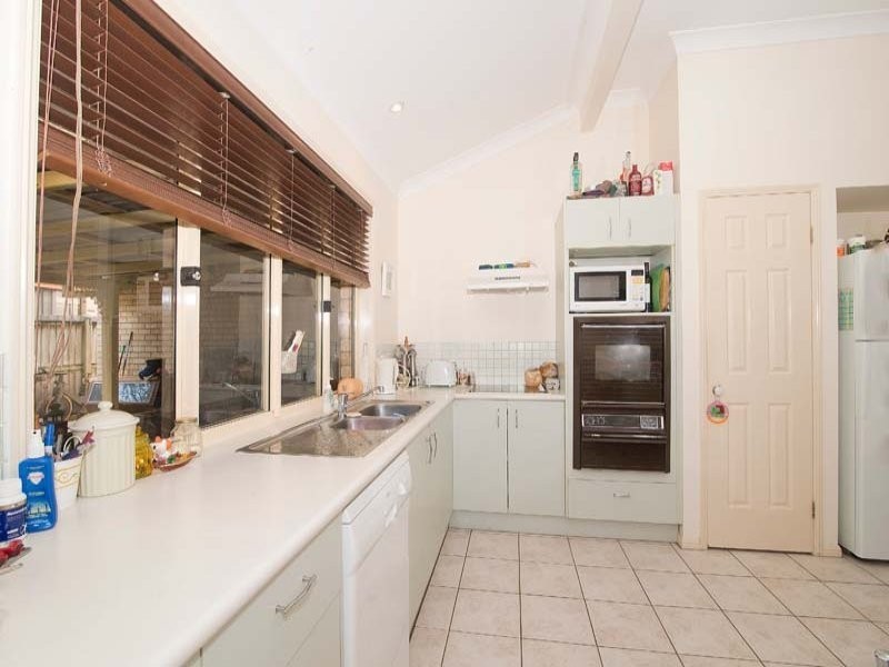 5 Eloura Court, Ocean Shores NSW 2483